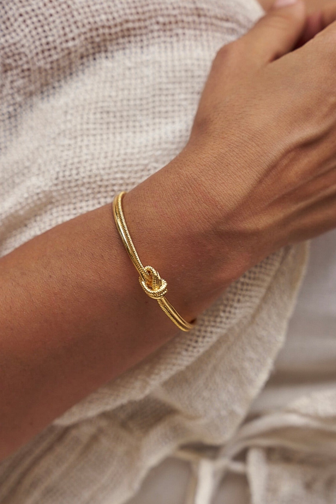 Lovers knod brass bangle gold plated