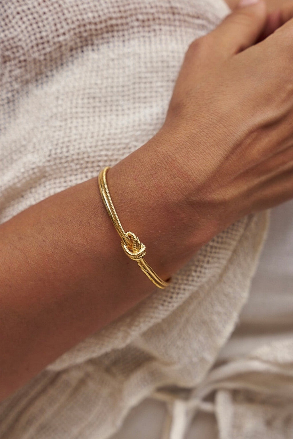 Lovers knod brass bangle gold plated