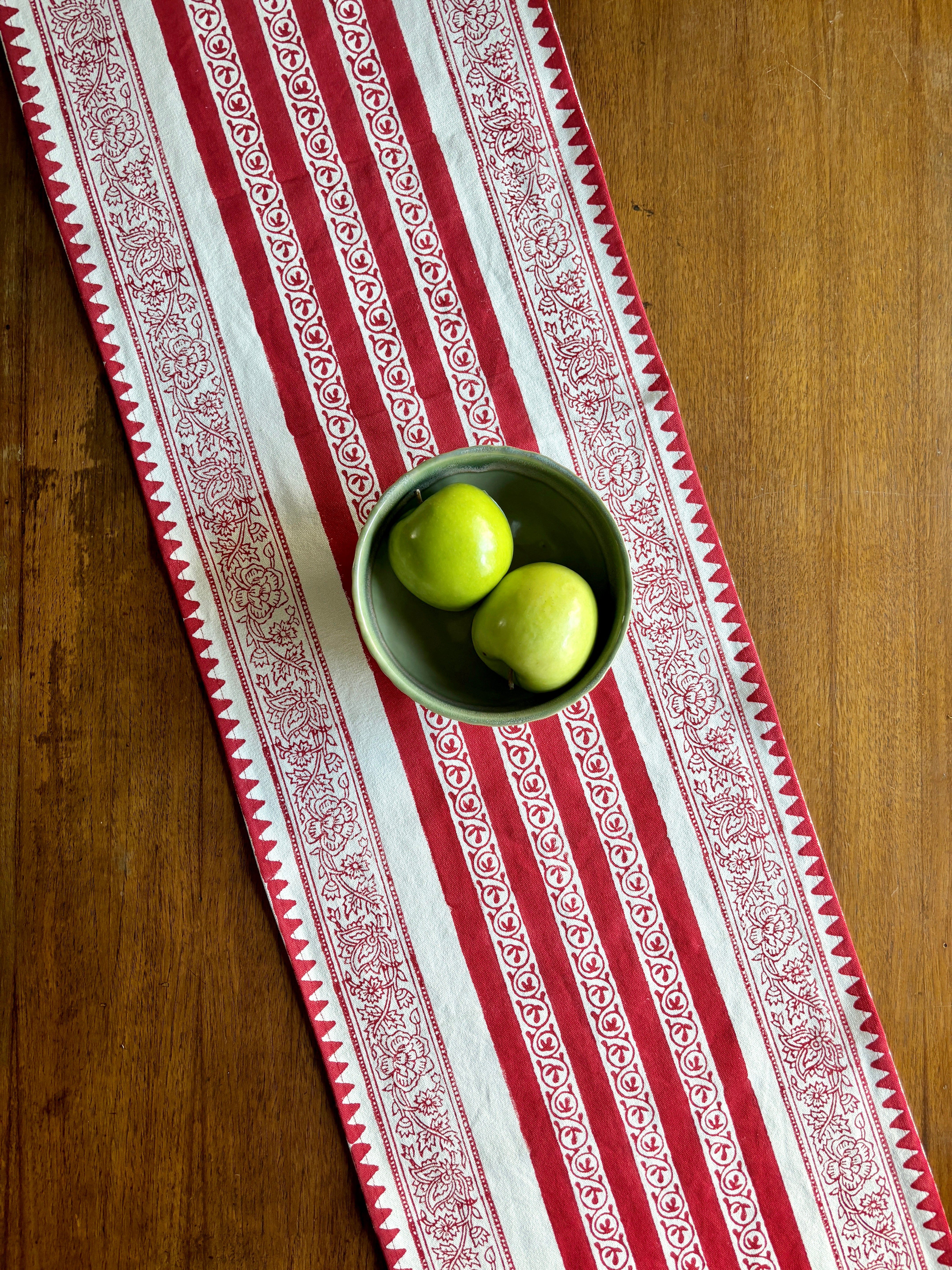 Red runner & Set of 6 placemats