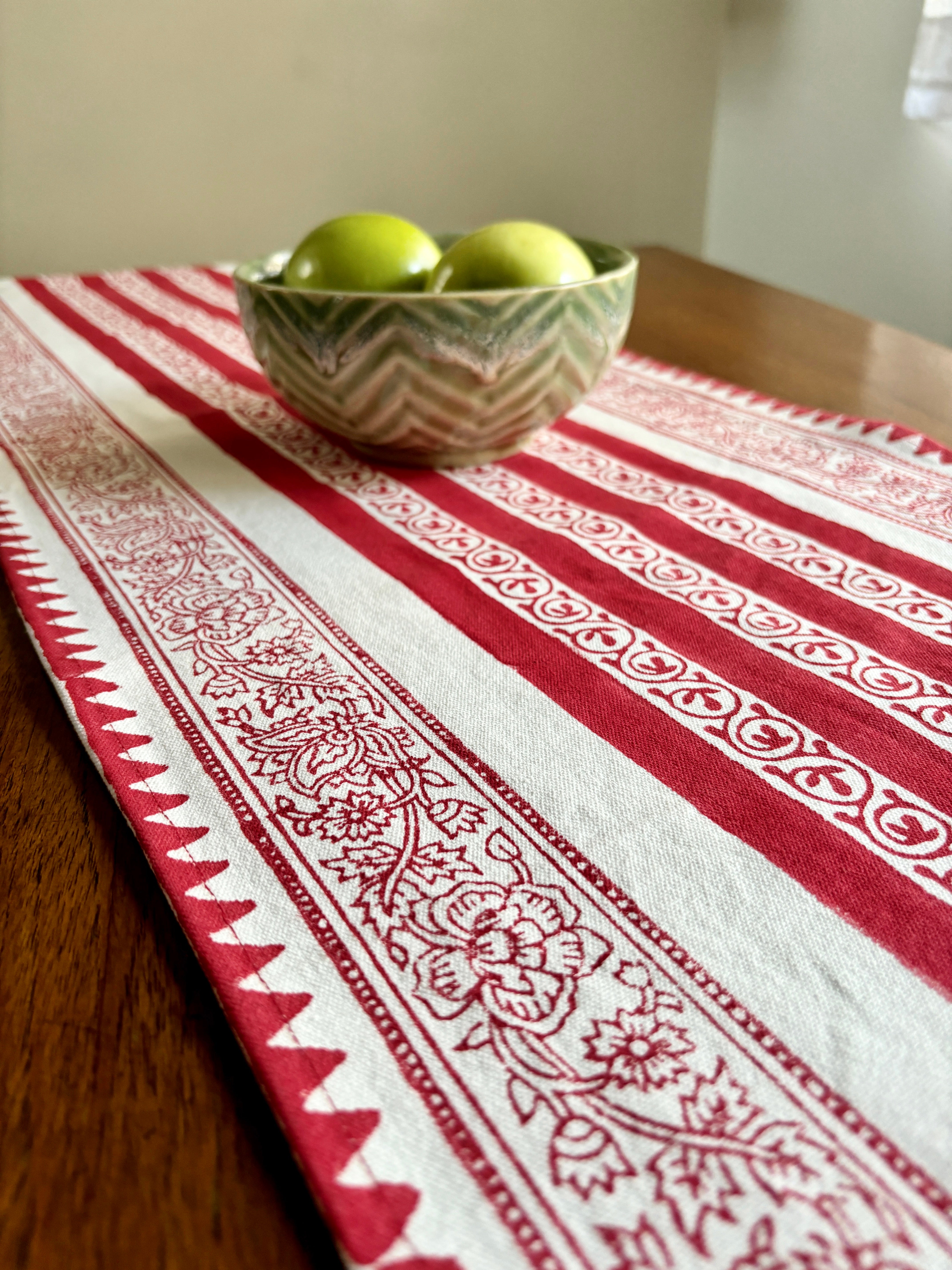 Red runner & Set of 6 placemats