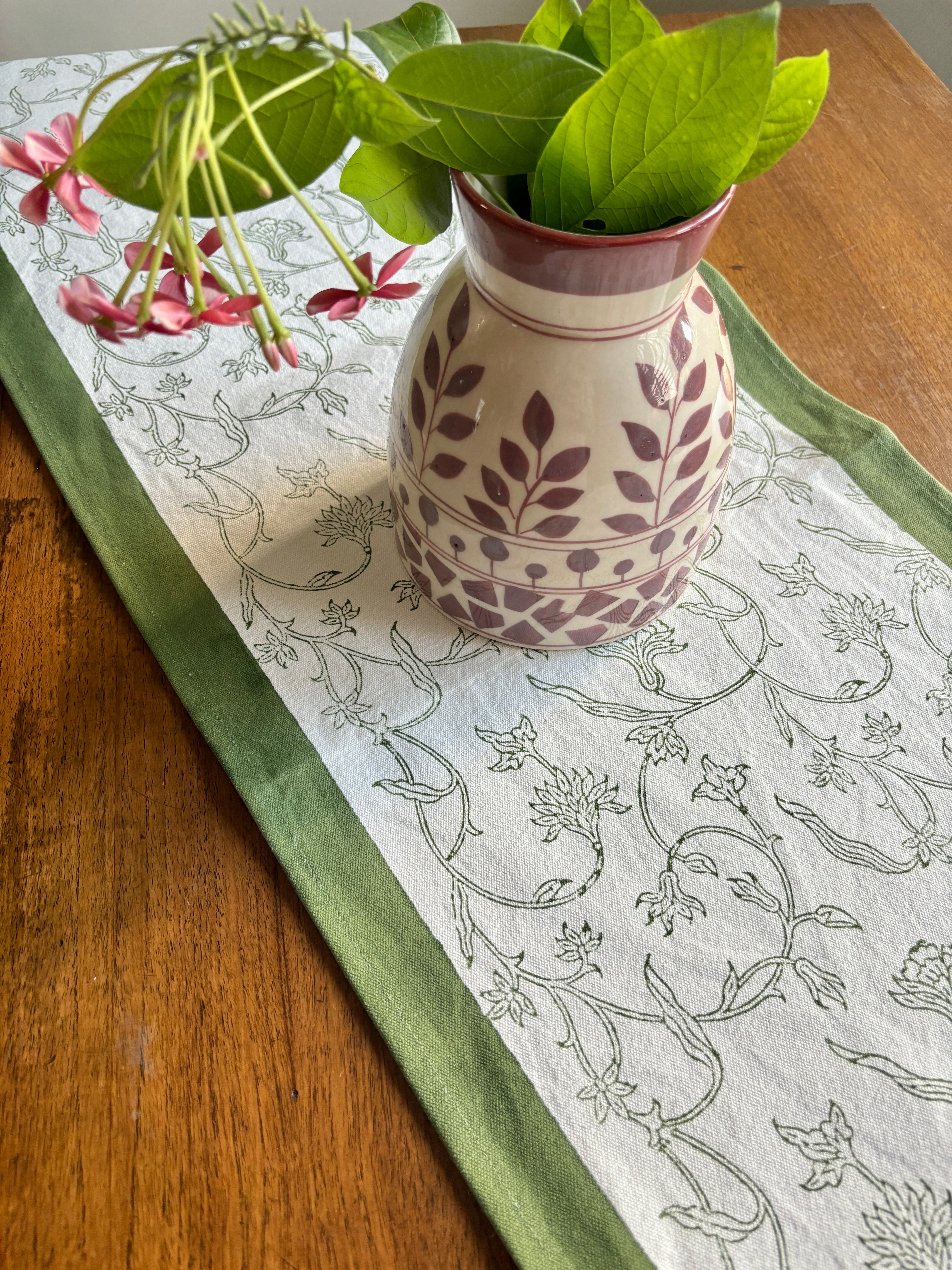 Green runner & Set of 6 placemats