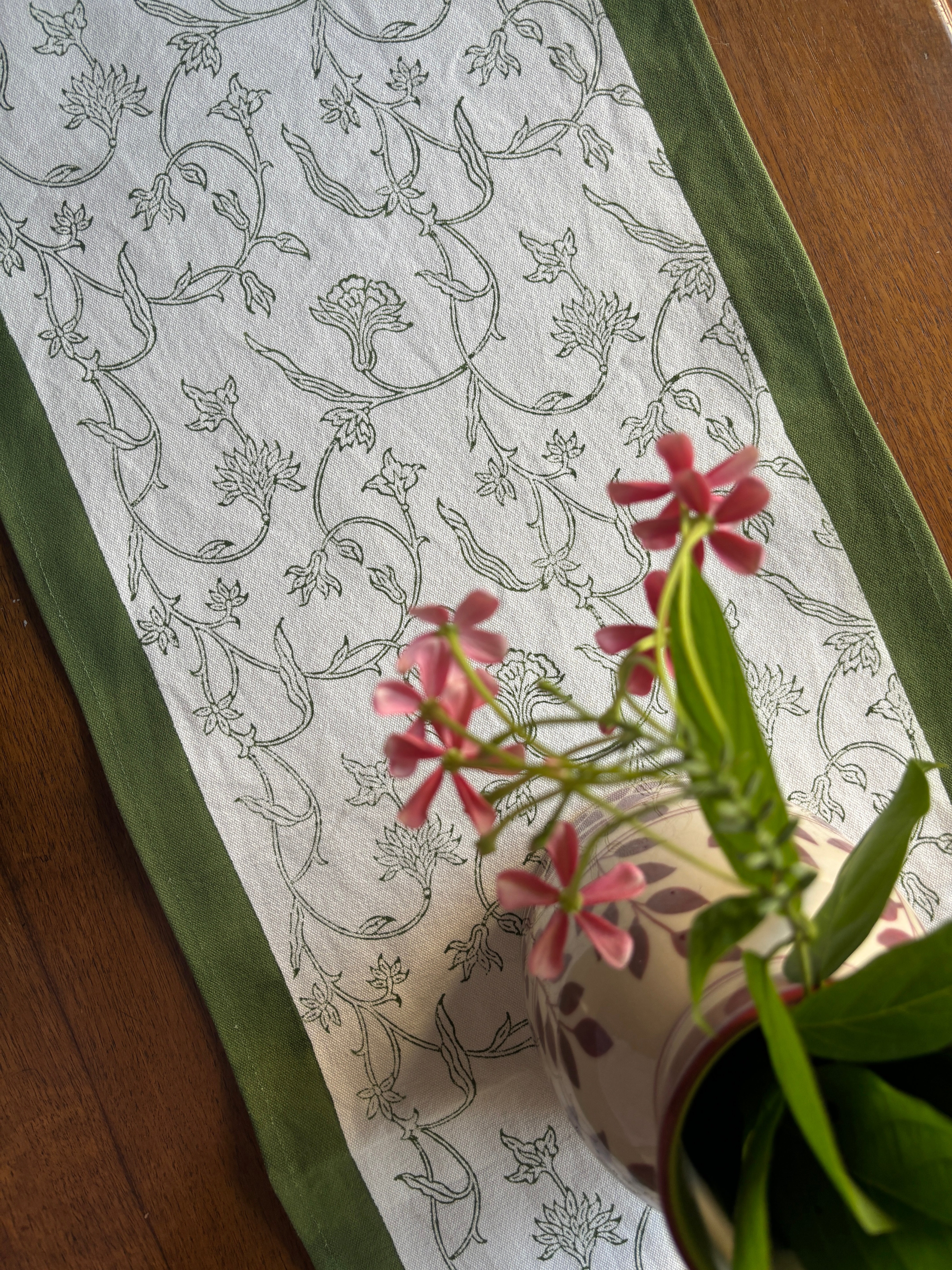 Green runner & Set of 6 placemats