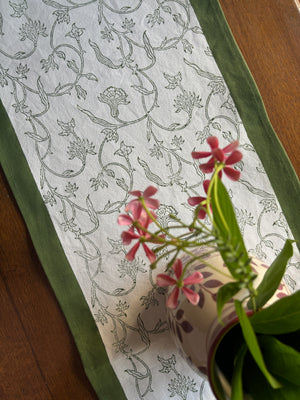 Green runner & Set of 6 placemats