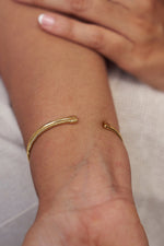 Lovers knod brass bangle gold plated
